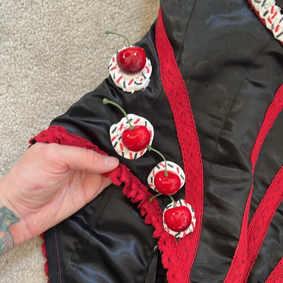 Goth cherry cake - Picture 3 of 8